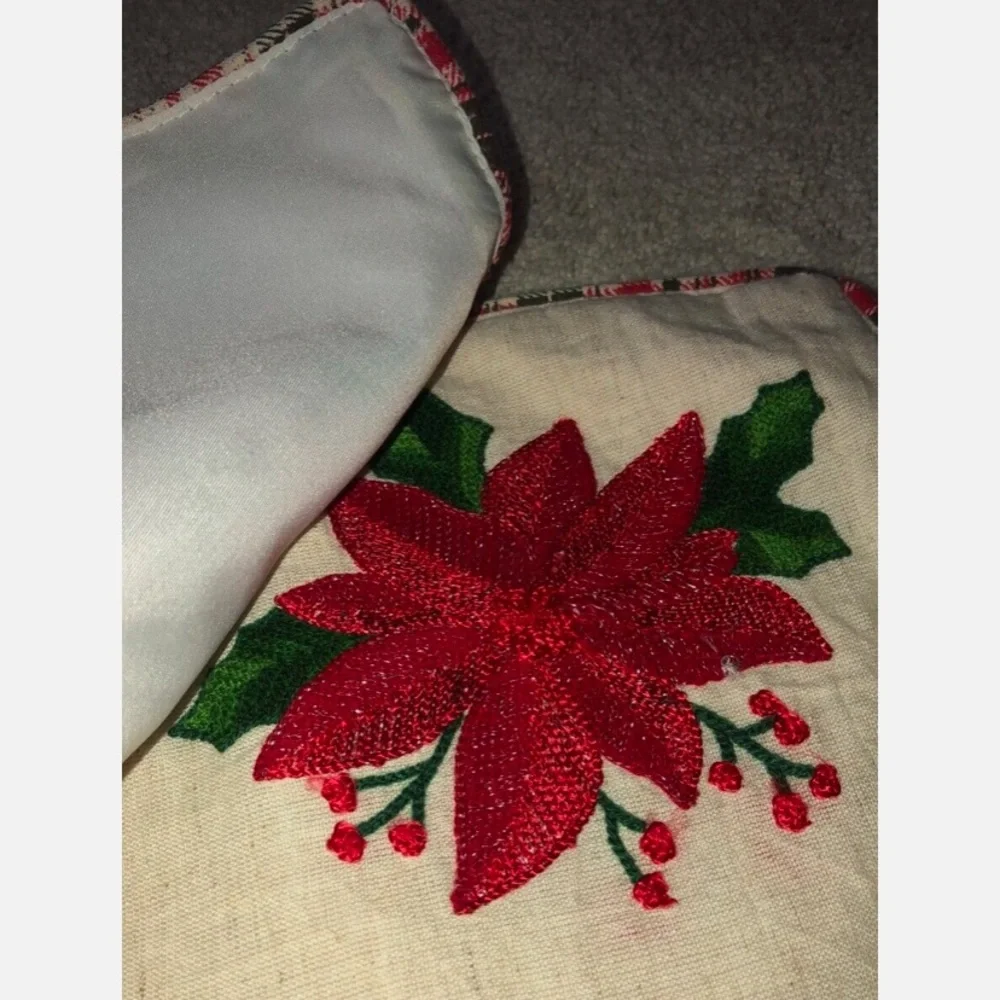 Wellesley Manor Poinsettia Christmas placemats (4) embroidered‎ NEW